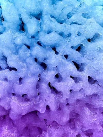 Estabilización mejorada de enzimas microbianas para detergentes activos en frío