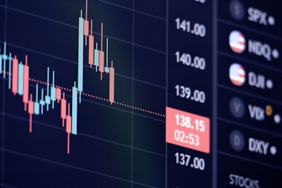 Estrategias de trading con LLM y señales multicanal en tiempo real