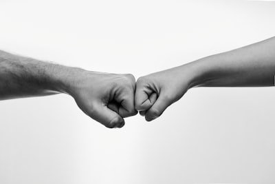 PhysHanDI: Reconstrucción física de interacciones mano-objeto deformable