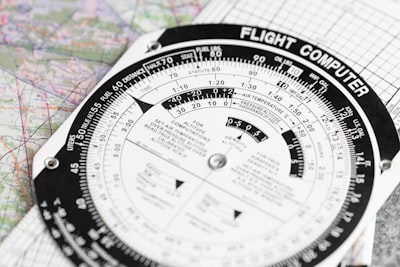 CompassLLM: Razonamiento geoespacial multiagente para rutas populares