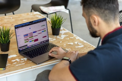 ¿Con qué frecuencia se actualizan los flujos de trabajo de gestión de flotas para la seguridad?