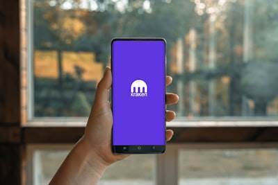 Transforma las aplicaciones LLM en centros de beneficios con Monetzly API