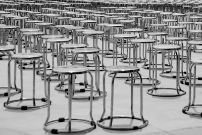 La robustez adversarial en la detección novedosa con aprendizaje conforme