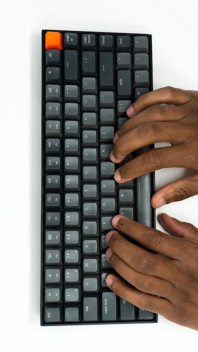Aprendizaje observacional con manos animadas en teclados