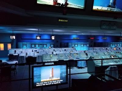 Todos los términos que usaste en el título original deben ser usados en la respuesta.

Optimizing Automated Flow in Emergency Scenarios at Space Centers: A Predictive Modeling Approach

Optimización d