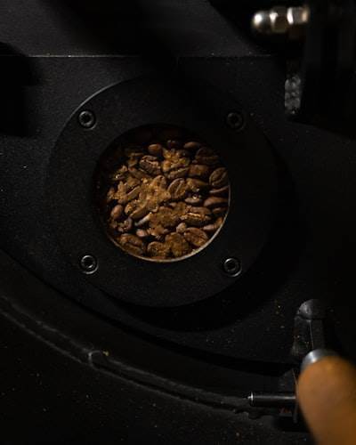 Calibración adaptativa del tamaño de poro en filtros triturados