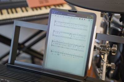 Armonización automatizada de partituras orquestales con aprendizaje profundo y análisis espectral