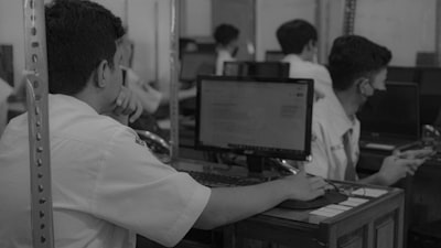 fPINN-DeepONet: Marco de aprendizaje de operadores con física para ecuaciones de difusión-onda fraccionarias