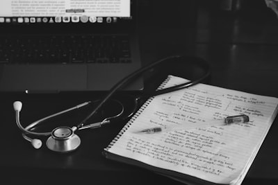 Evaluación realista de RL en medicina con tiempo continuo