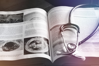 Cómo reducir sesgos en IA médica con intervenciones causales