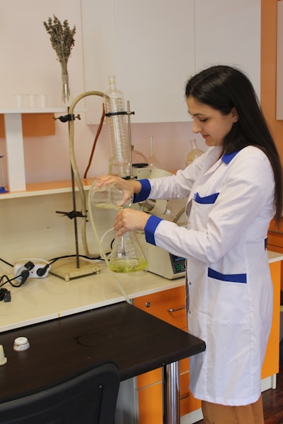 Colaboración humano-IA en ciencia a gran escala: experimento aleatorio global