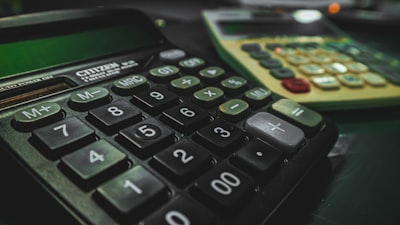 ¿Personalizable la automatización de cálculo de comisiones por representante de ventas?