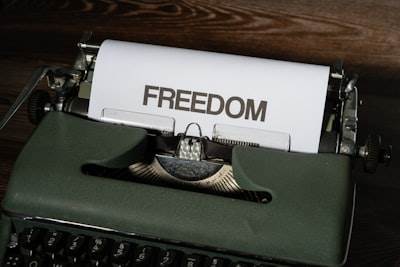Freelancers preocupados por aumento de tarifas en plataformas online, Asaaju Peter de Phemight Technologies aboga por independencia digital