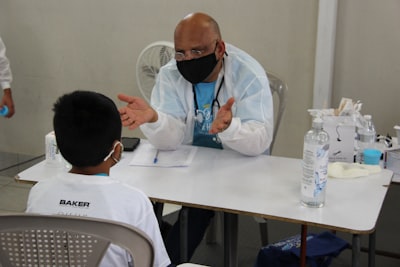 Pacientes hablan, IA escucha: claves de satisfacción en atención de urgencia