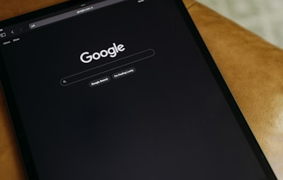El Departamento de Justicia investigado por presionar a Apple y Google.