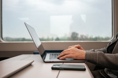 ¿Compatibilidad con clasificación automática en modelos de trabajo remoto o híbrido?