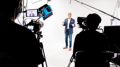 ¿Cómo los videos de presentadores de IA benefician mi empresa?