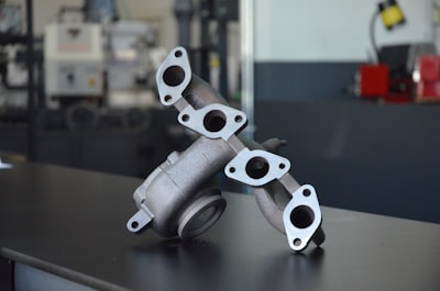 Manifold Latente Compacto: modelo base eficiente para síntesis de señales fisiológicas entre modalidades y frecuencias