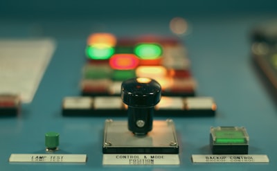 Automatización del descubrimiento científico en dinámica de fluidos