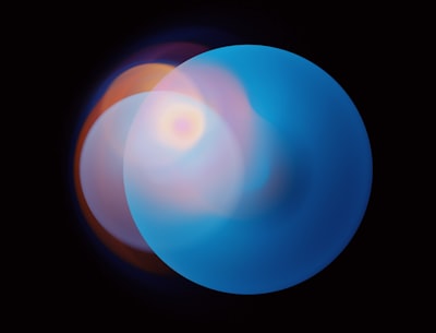 Un sistema autónomo universal para simulación atomística y sus capacidades.