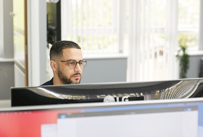 ¿Incluye el empleado de IA a tiempo completo paneles de control o informes?