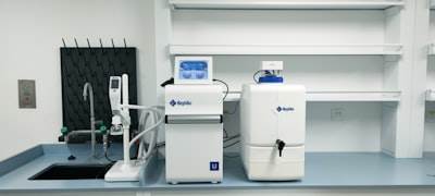 Title optimizado para SEO: "Automated Anomaly Detection in Alinity Hematology Analyzers with Multi-modal Fusion and Bayesian Calibration"