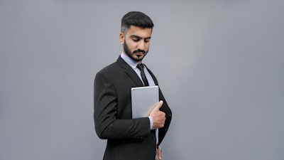 Guía para elegir entre un empleado de IA interno y un socio de externalización