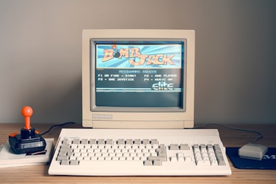 Revive el año 2000 con Netscape y WebOne