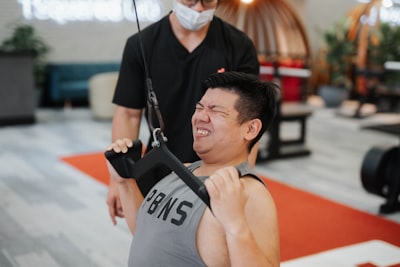CME-AQA: fusión visual-pose para entrenamiento de acupuntura y tuina