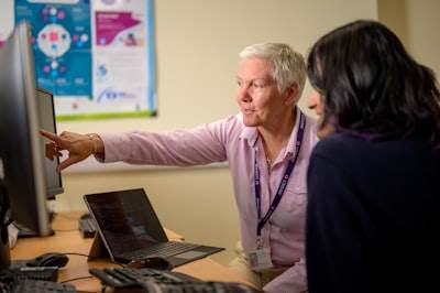 Aprendizaje activo para flujos clínicos de oncología de precisión con auditabilidad ética