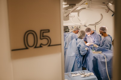 Transparencia y auditabilidad en reglas clínicas con LLM
