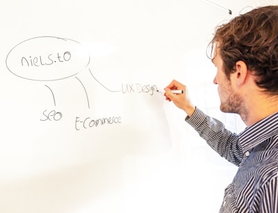 LLMs colaborativos para búsqueda eficiente de arquitecturas neuronales guiada por conocimiento