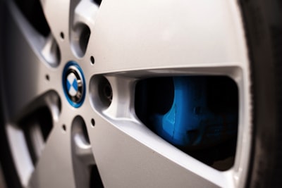 El BMW i3 demuestra su poder y tecnología en el hielo