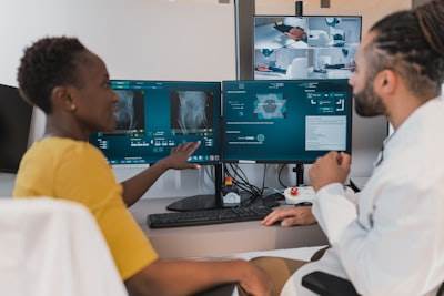 Modernización de sistemas de atención médica mediante equipos de ingeniería de IA.