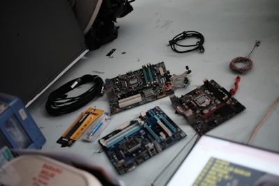 Ingeniero realizó sabotaje en hardware y luego se quejó por su mal funcionamiento
