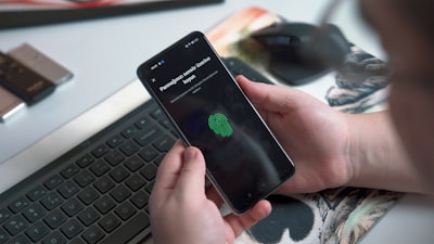 Cómo FlowFake detecta deepfakes con solo 34K parámetros