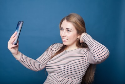 Selfies como defensa contra deepfakes en verificación de identidad móvil