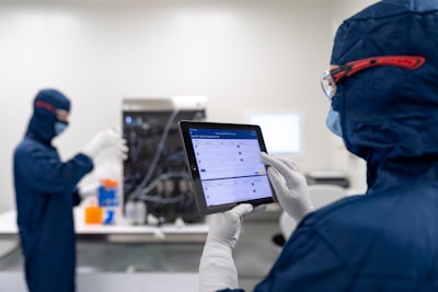 Avances en IA impactan en dispositivos vestibles, producción de hardware, salud y productos para consumidores