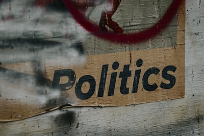 Métodos de gradiente de políticas en política con discrepancia de distribución