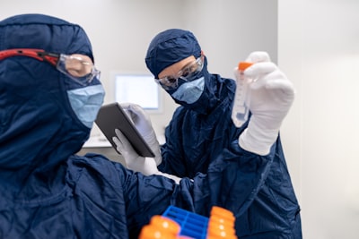 Entrenamiento del sistema RAG de extremo a extremo para razonamiento diagnóstico rastreable