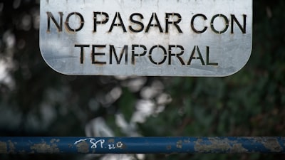 Limité mi tiempo frente a la pantalla con una barrera física