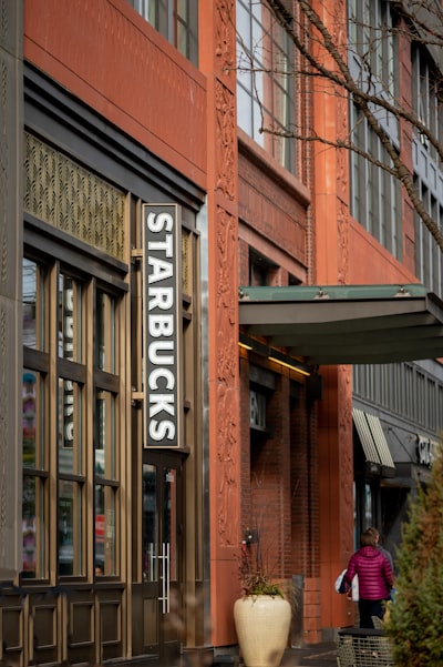 Starbucks ajusta su estrategia en la ciudad y cierra cientos de tiendas
