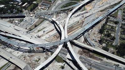 Predicción de sobrecostos en proyectos de infraestructura mediante redes Bayesianas