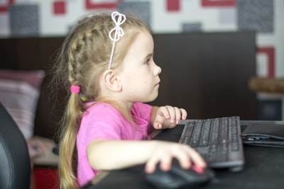 Ejemplo:
"Cómo enseñar a los niños a codificar desde temprano."
"Teaching Children Coding from Early Age."
Respuesta:
"Enseñar ciberseguridad a los niños desde joven"
"Teaching Cybersecurity to Child