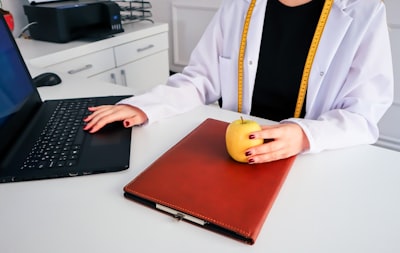 Clasifica las buenas manzanas: método para mejorar la abstracción causal