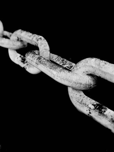 Chains of Unattached Agents Operating like People