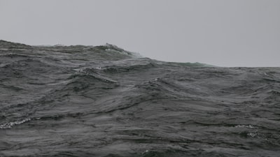 SurfSplat: Conquering 2D Gaussian Feedforward Splash with Surface Continuity Priorities
