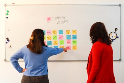 Implementación de la creación comercial impulsada por IA.