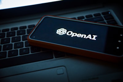 OpenAI presenta MRC: protocolo de redes abiertas para clústeres de IA