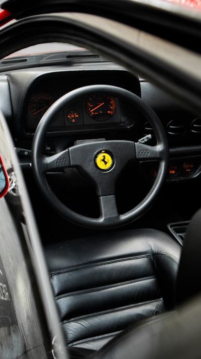 El primer vehículo eléctrico de Ferrari tendrá un interior diseñado por Jony Ive